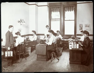 Vista interna delle donne alle macchine per dettatura presso la New York Edison Co., 55 Duane Street, New York, 1910